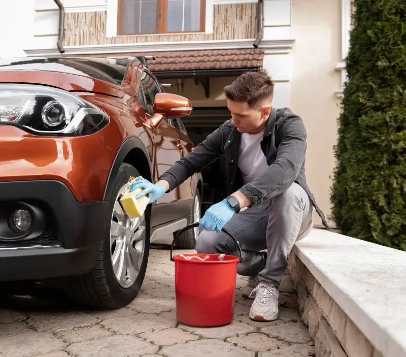 Lavage auto à domicile Saint-Illiers-la-Ville : professionnel intervenant sur un véhicule